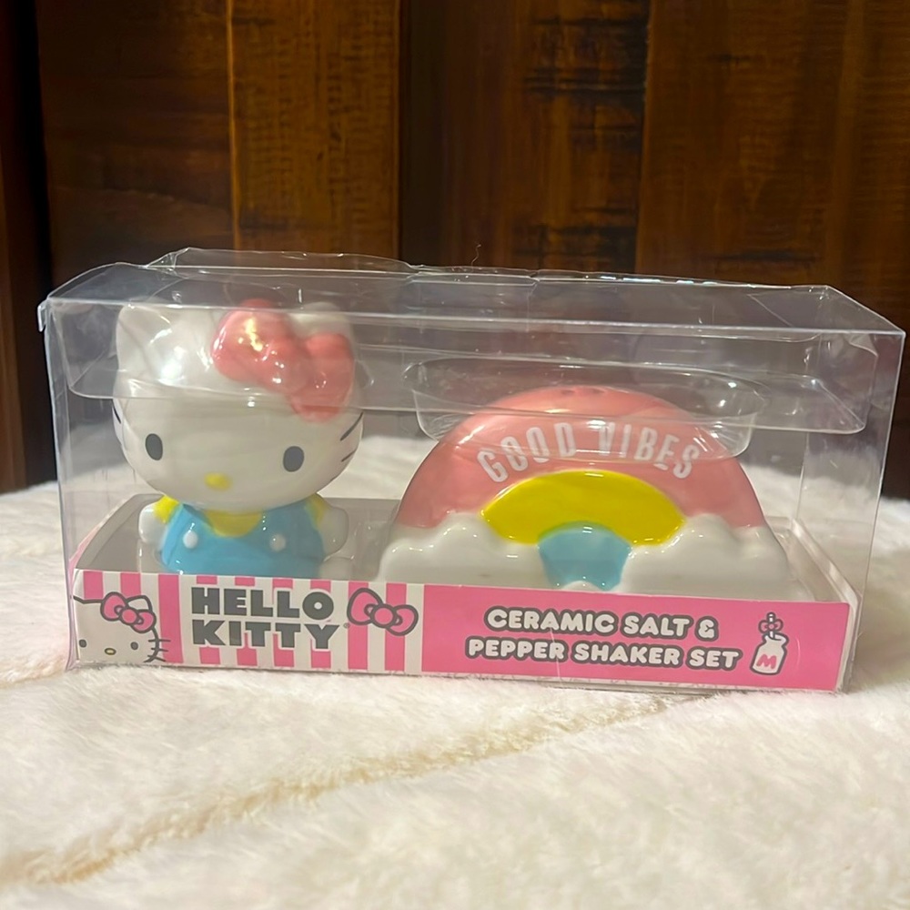 Hello Kitty ceramic salt & pepper shaker set new